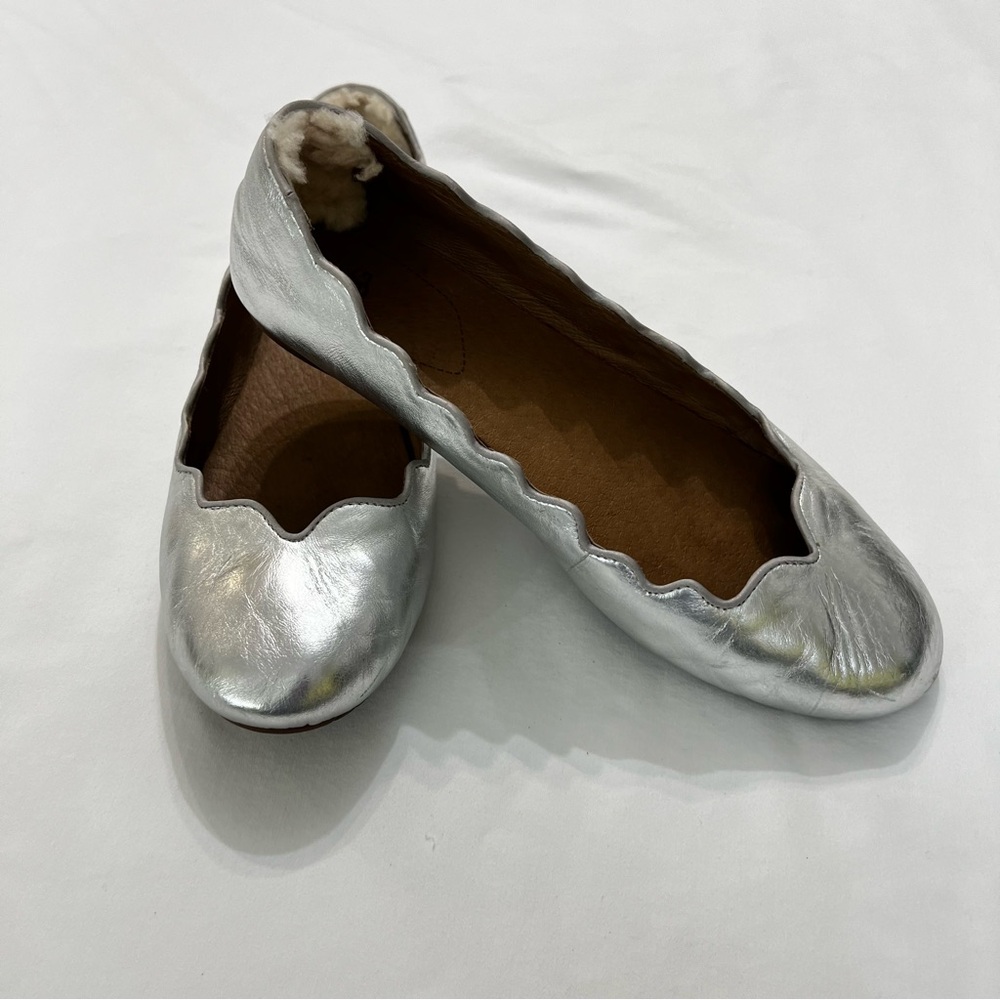 UGG Chandra Scalloped Ballet Flats Silver Leather Size 9 Sheepskin Heel Comfort